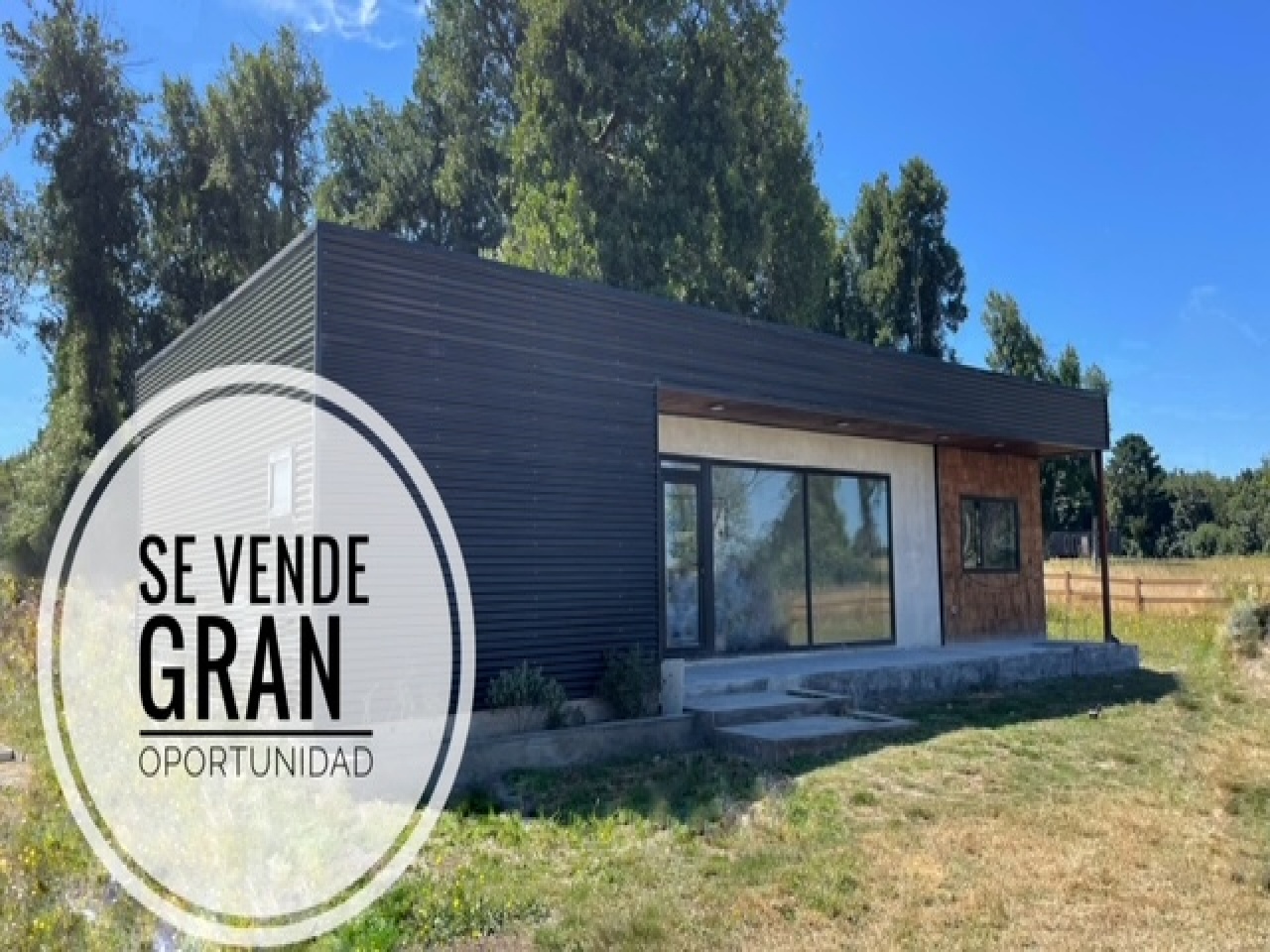 Hermosa combinación de concreto, tejuela y zinc pre_pintado.  Tres elementos que caracterizan el sur de Chile